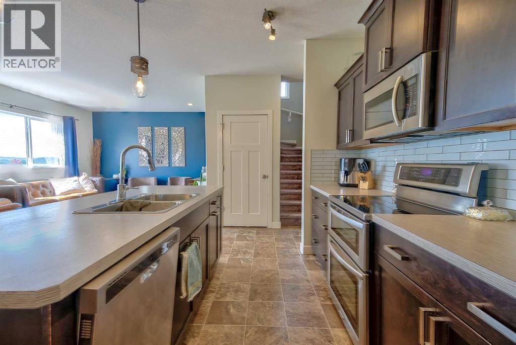 Listing photo – 611 Robinson Avenue, Penhold