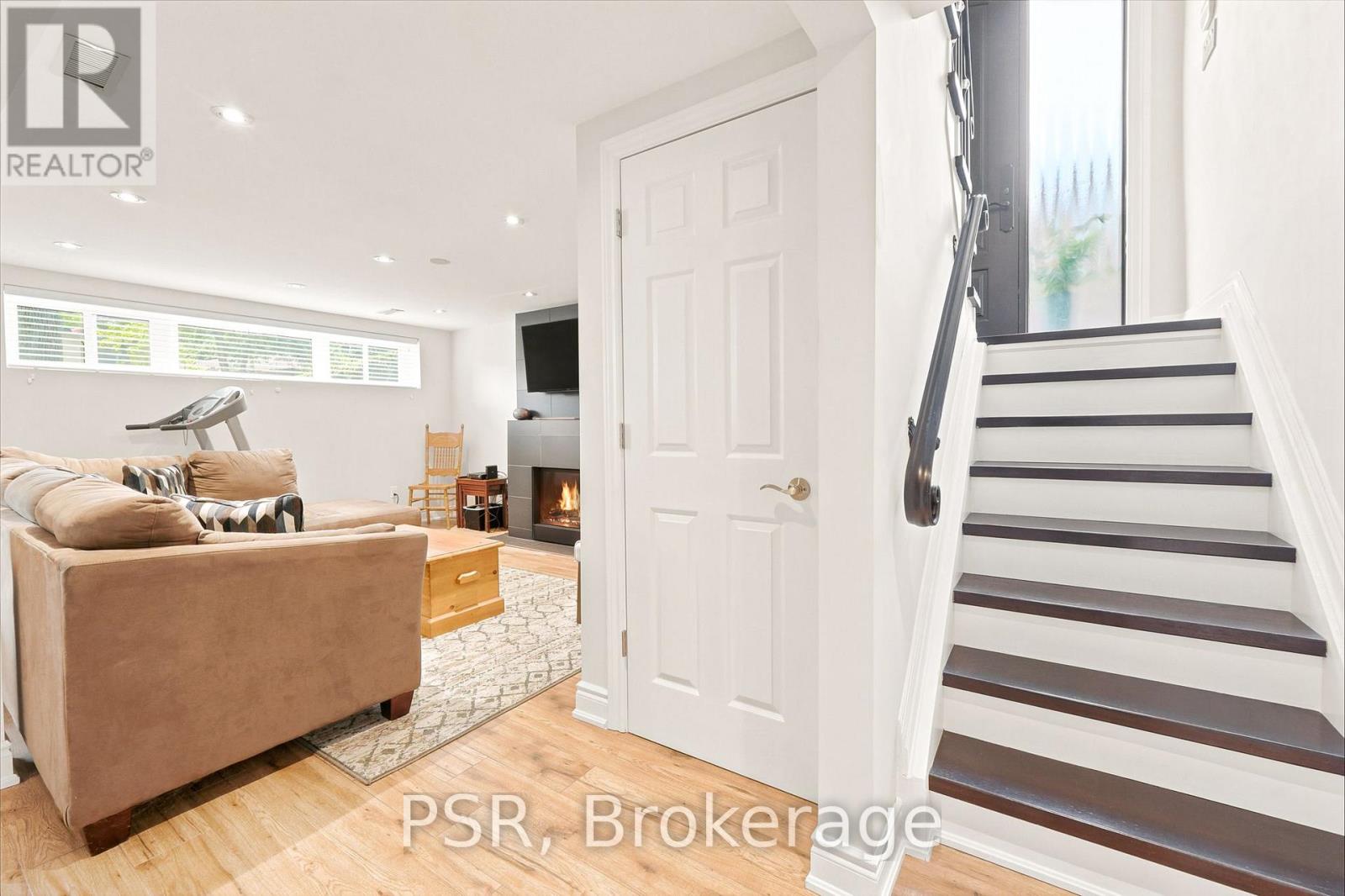 61 ROBINGLADE DRIVE - 30