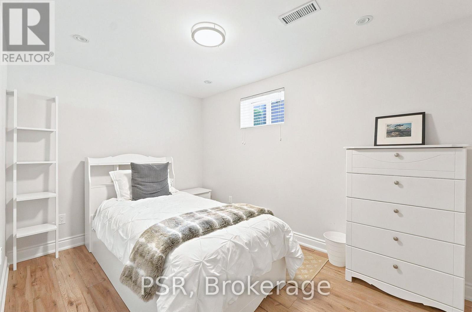 61 ROBINGLADE DRIVE - 32
