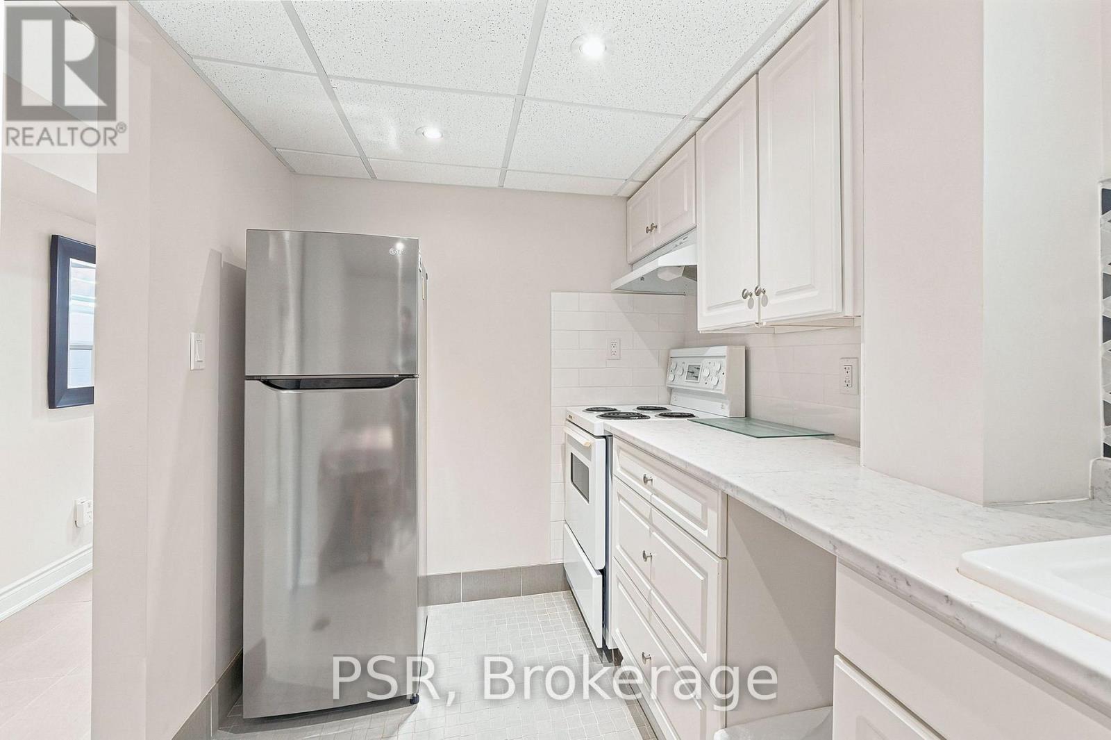 61 ROBINGLADE DRIVE - 34