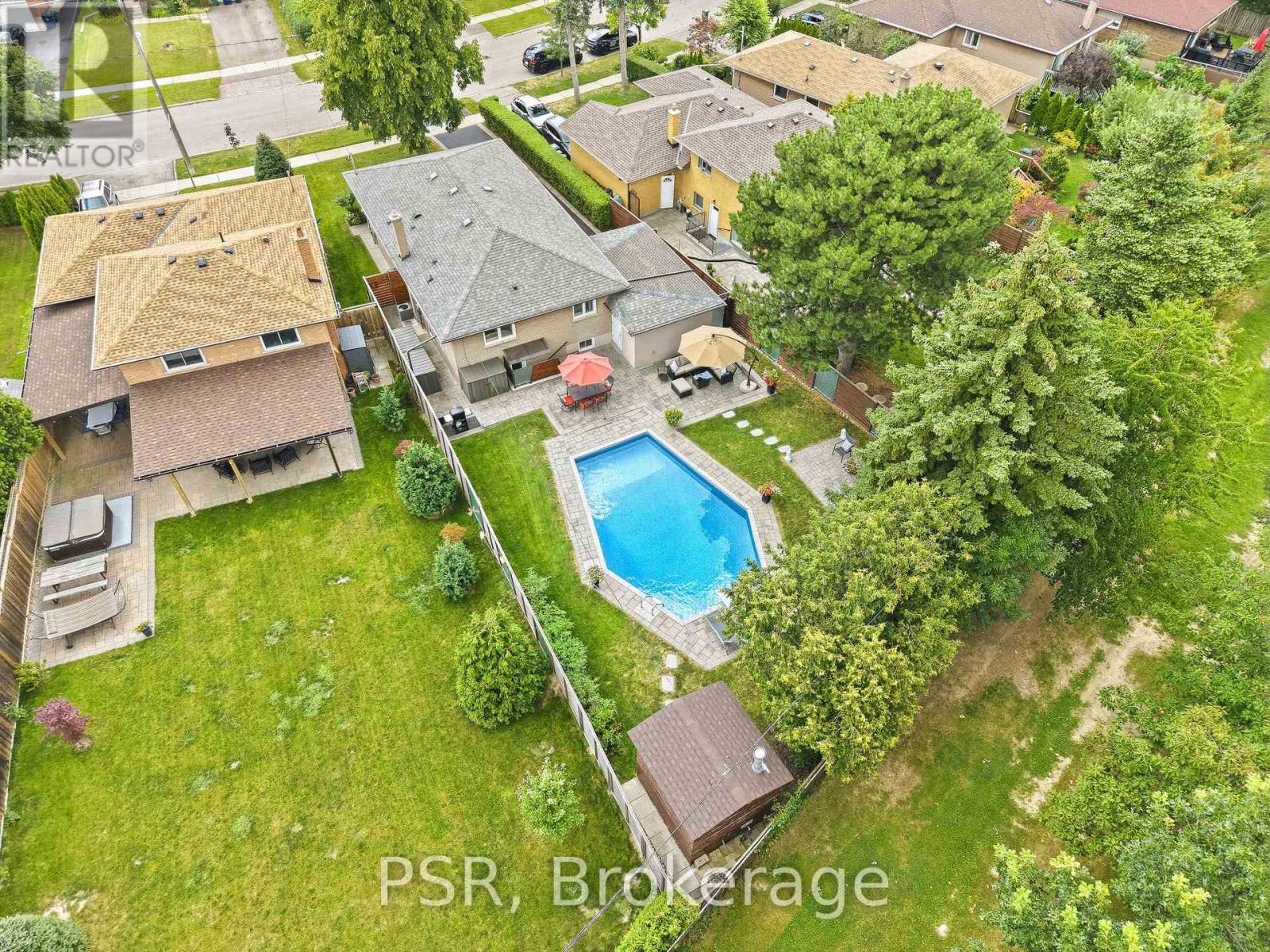 61 ROBINGLADE DRIVE - 37