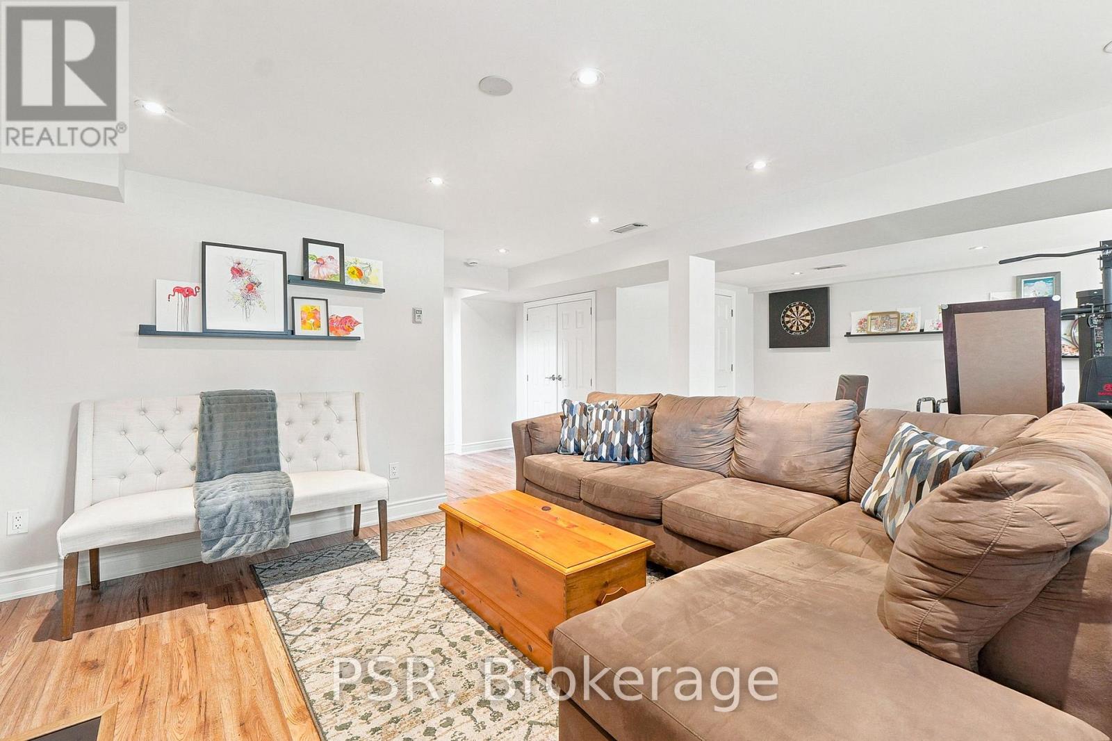 61 ROBINGLADE DRIVE - 40