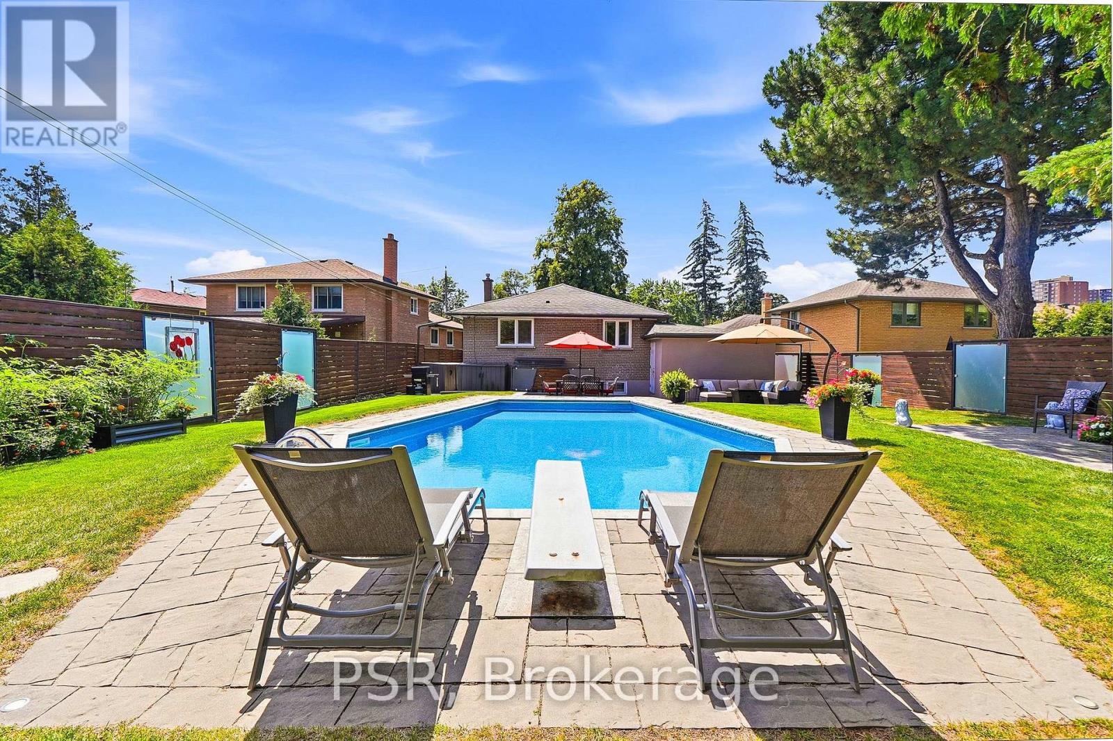 61 ROBINGLADE DRIVE - 44