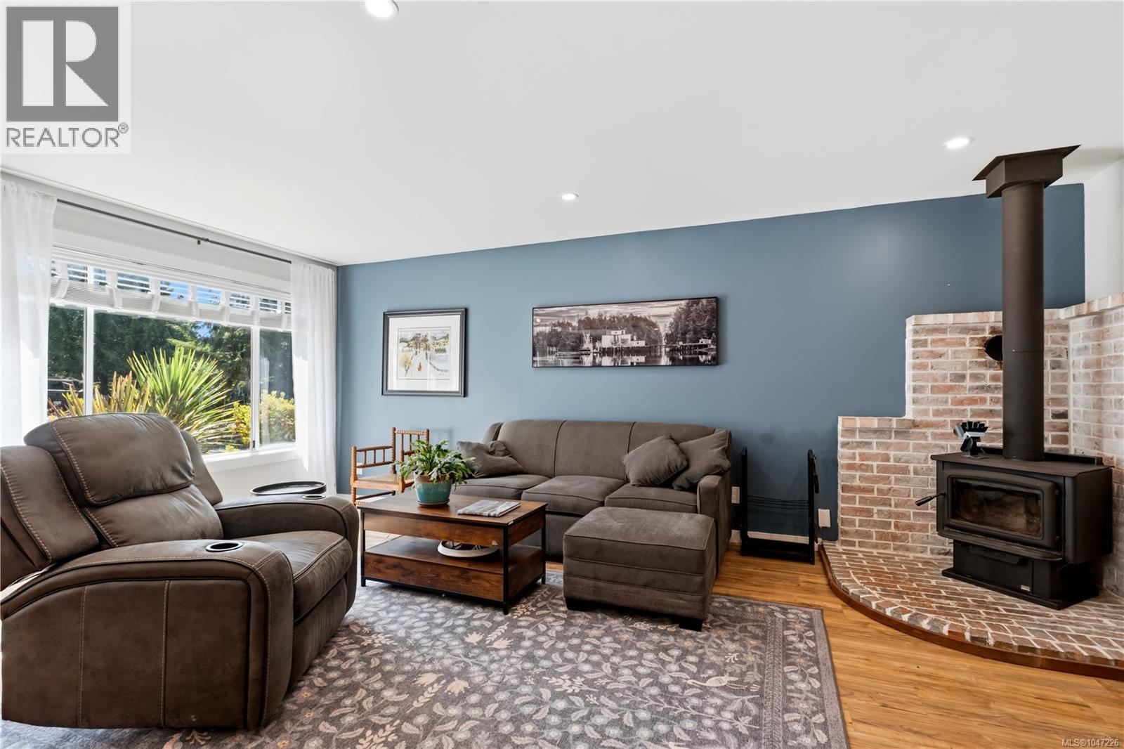 1704 Holly Cres - 4