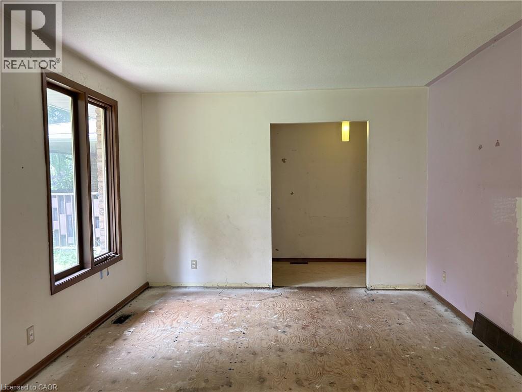 90 QUEENSWAY E - 6