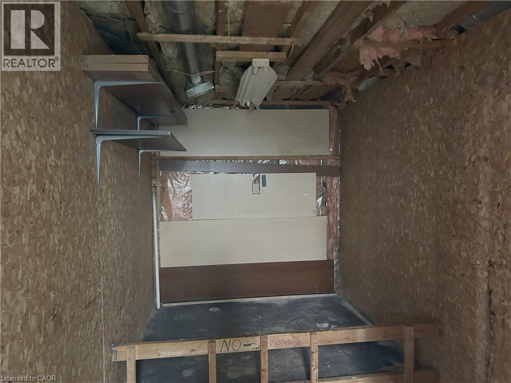90 QUEENSWAY E - Image 37