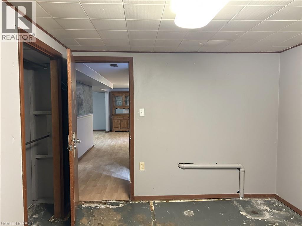 90 QUEENSWAY E - 33