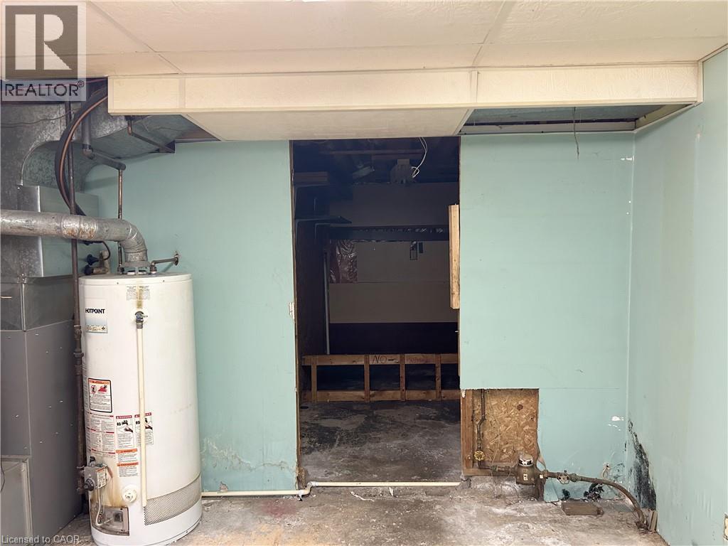 90 QUEENSWAY E - Image 36