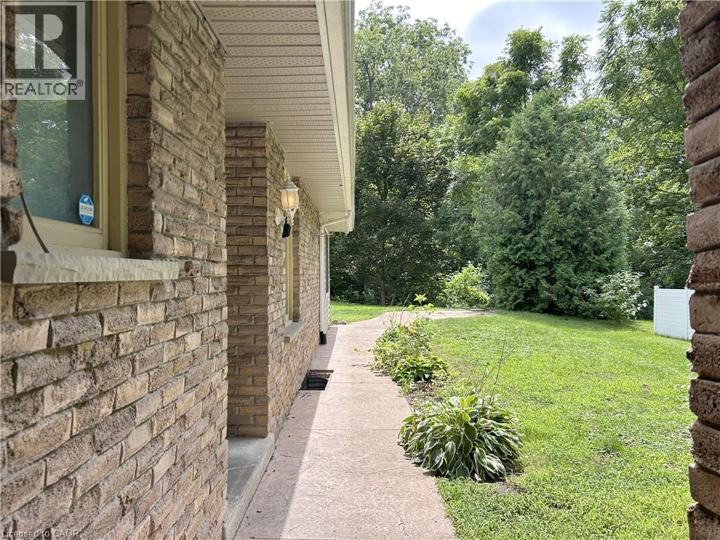 90 QUEENSWAY E - Image 38