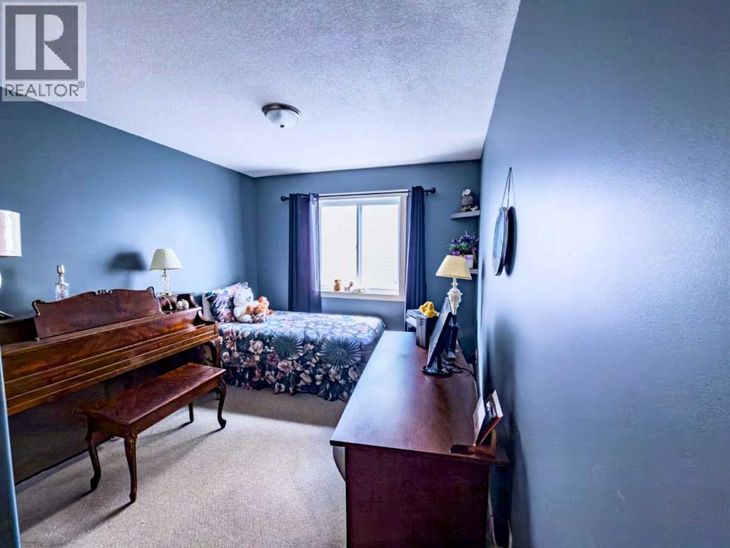 Listing photo – 128 12 Ave NE, Sundre