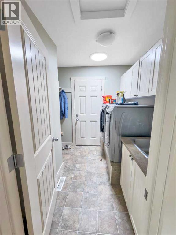 Listing photo – 128 12 Ave NE, Sundre
