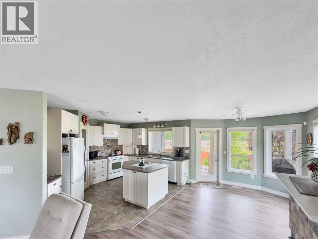 Listing photo – 128 12 Ave NE, Sundre