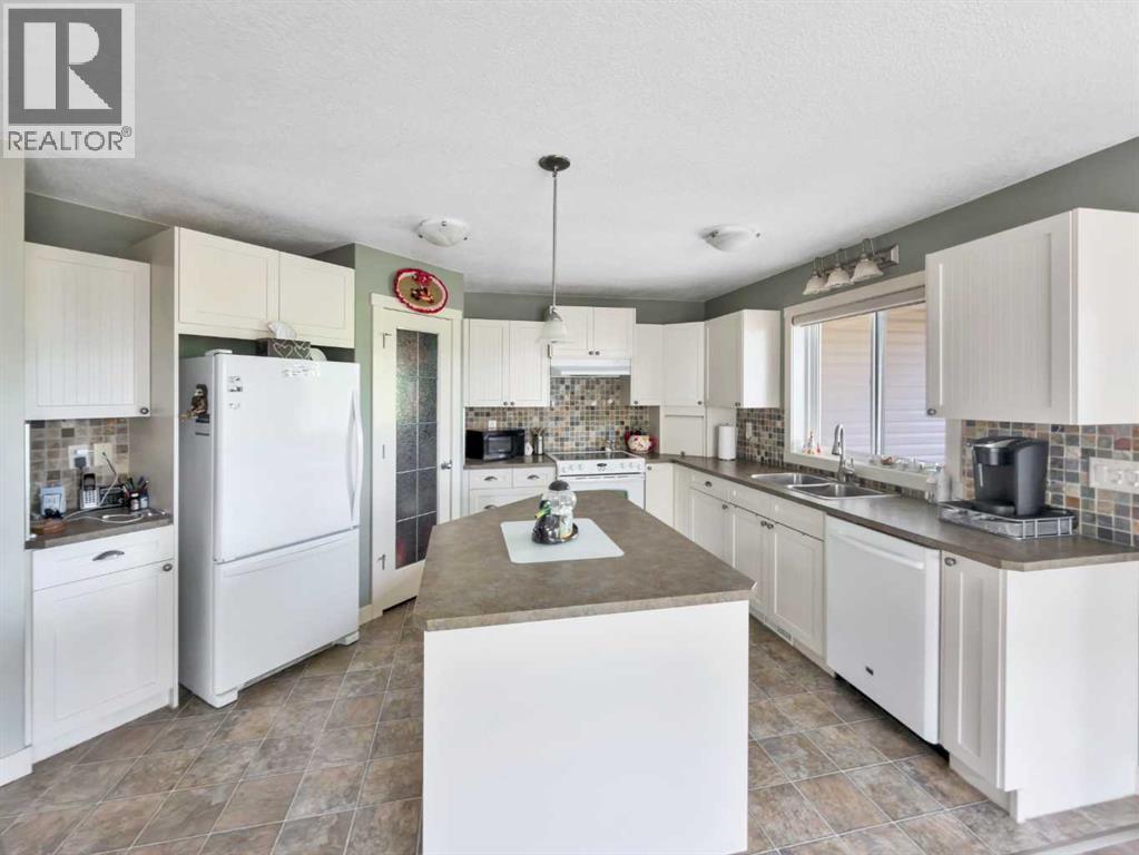 Listing photo – 128 12 Ave NE, Sundre