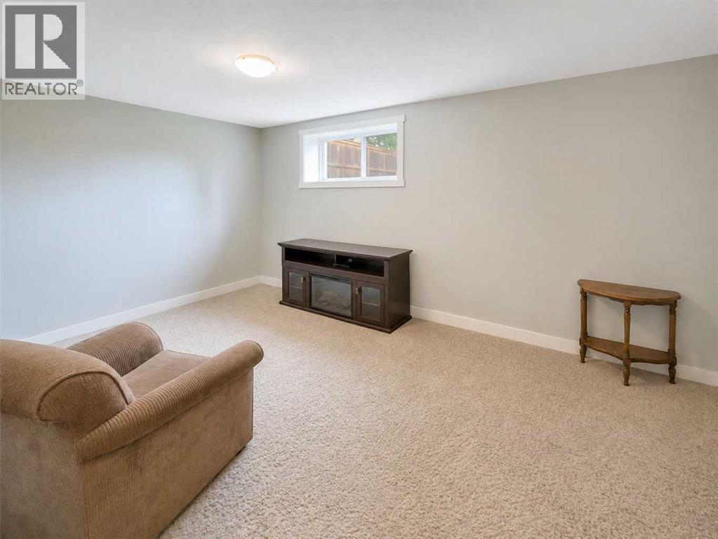 Listing photo – 128 12 Ave NE, Sundre