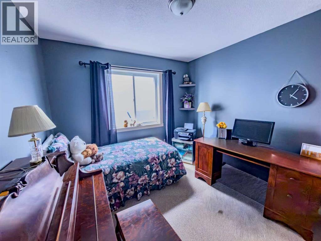 Listing photo – 128 12 Ave NE, Sundre
