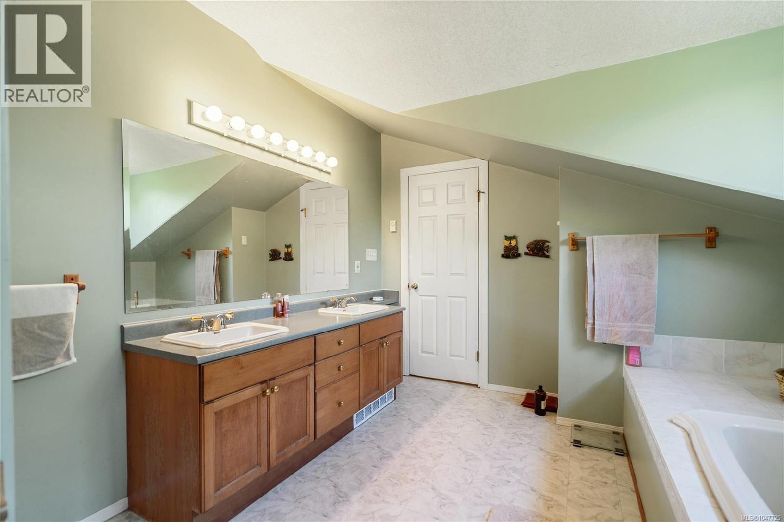 9220 East Saanich Rd, North Saanich