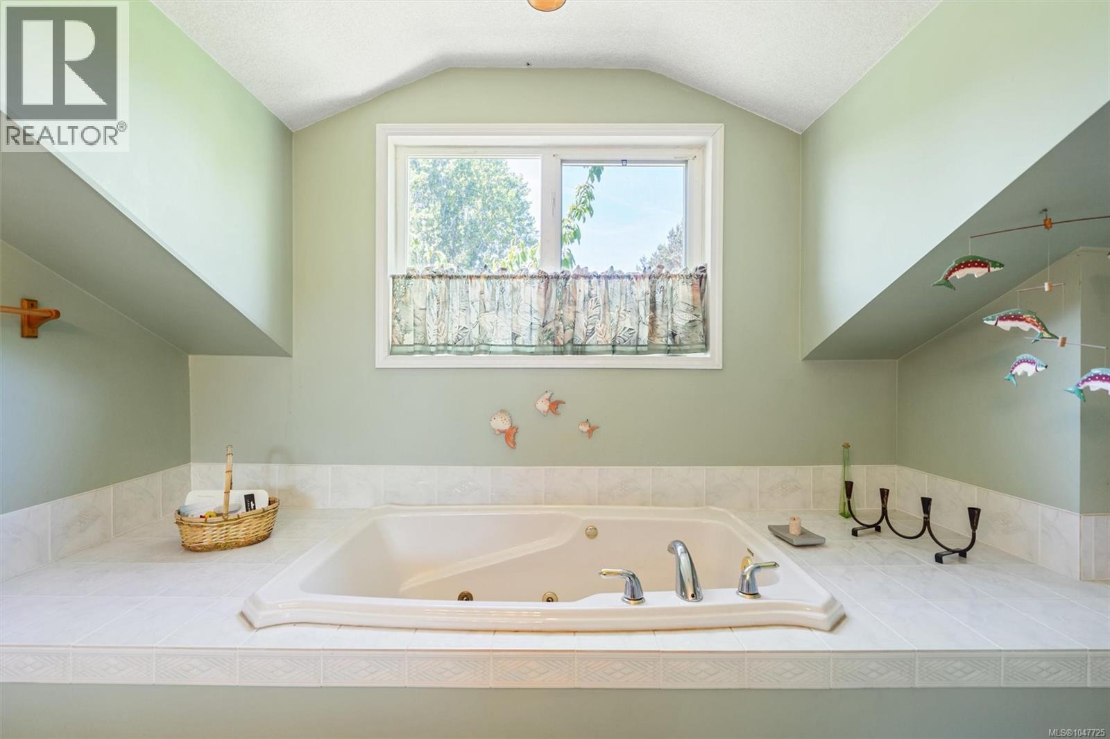 9220 East Saanich Rd, North Saanich
