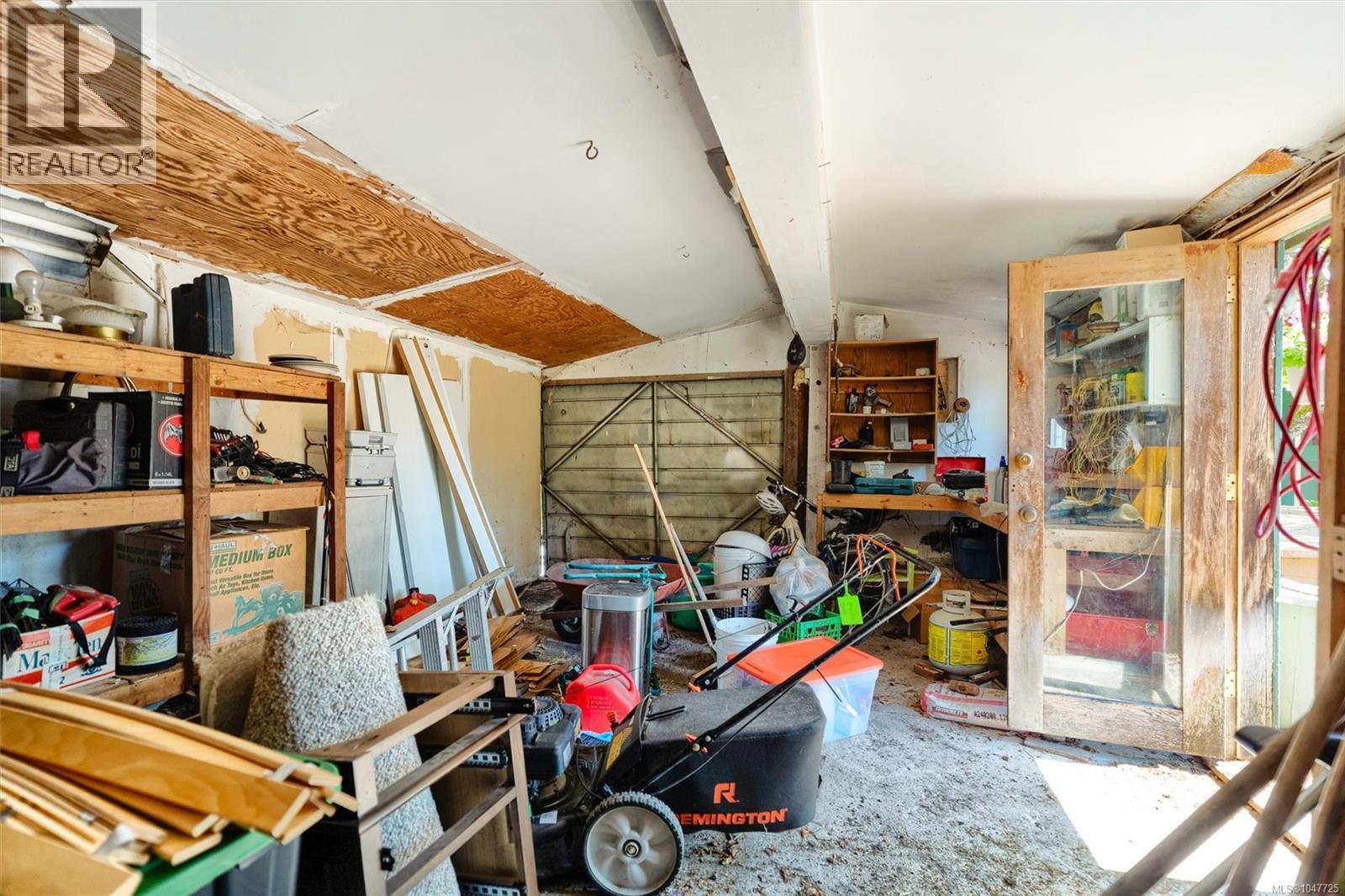 9220 East Saanich Rd - 38
