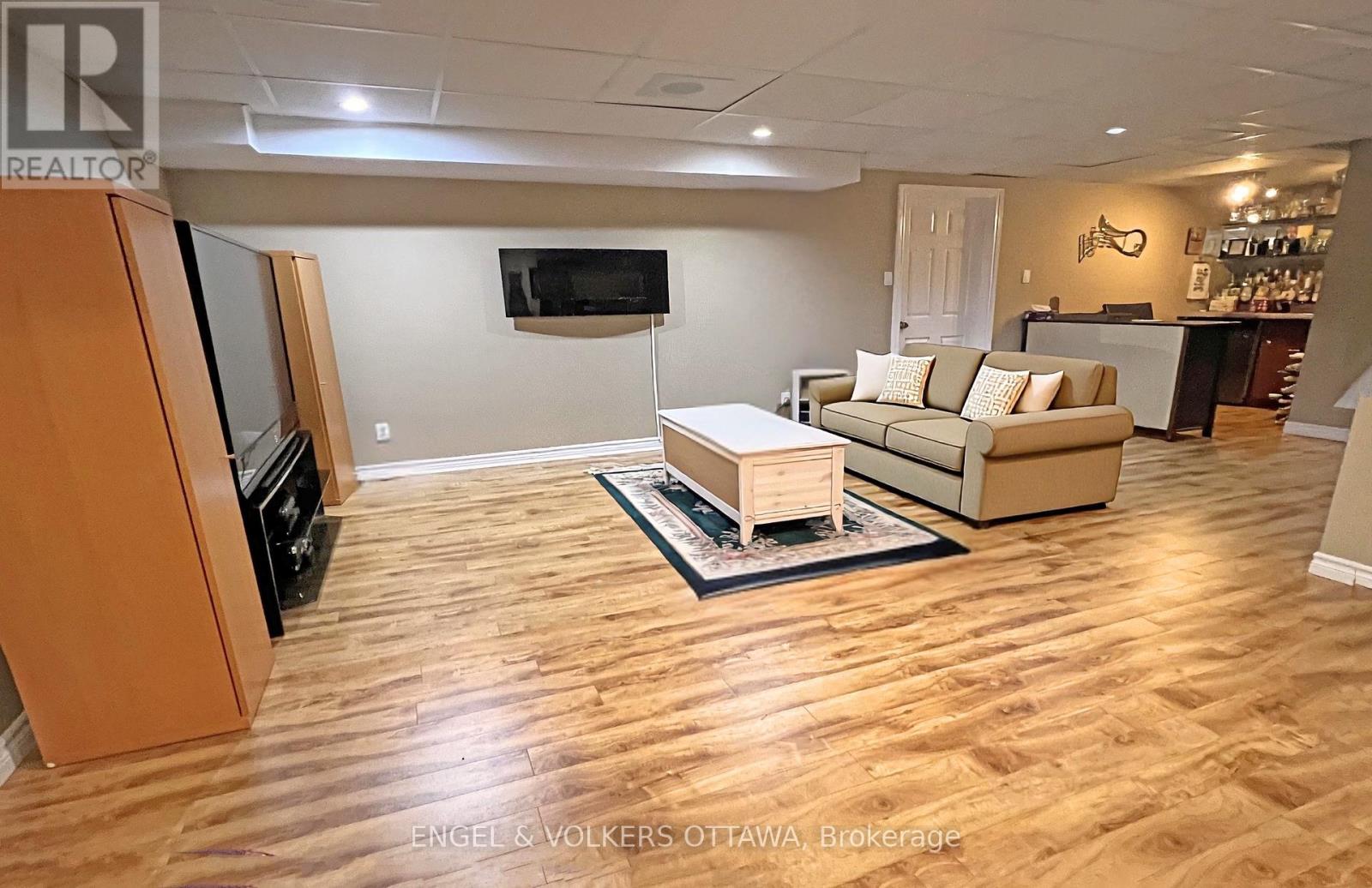 736 HAUTEVIEW CRESCENT - 21