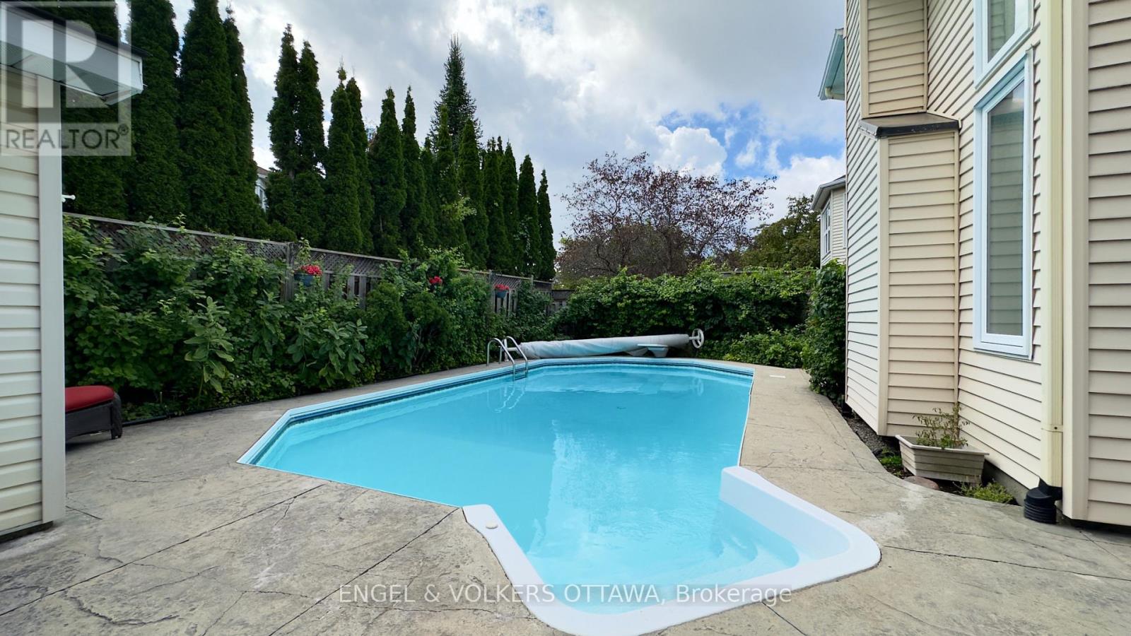 736 HAUTEVIEW CRESCENT - 26