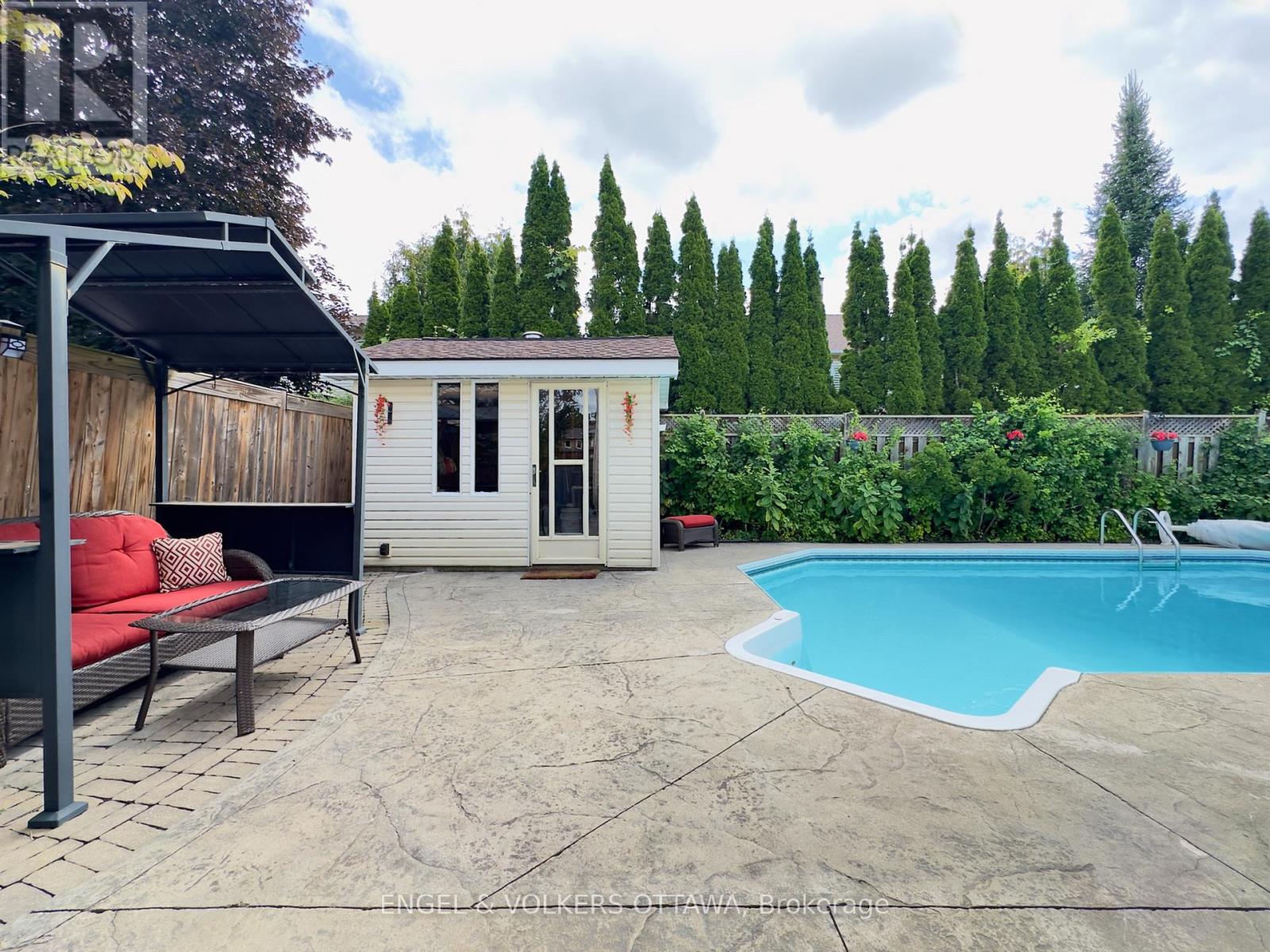 736 HAUTEVIEW CRESCENT - 27