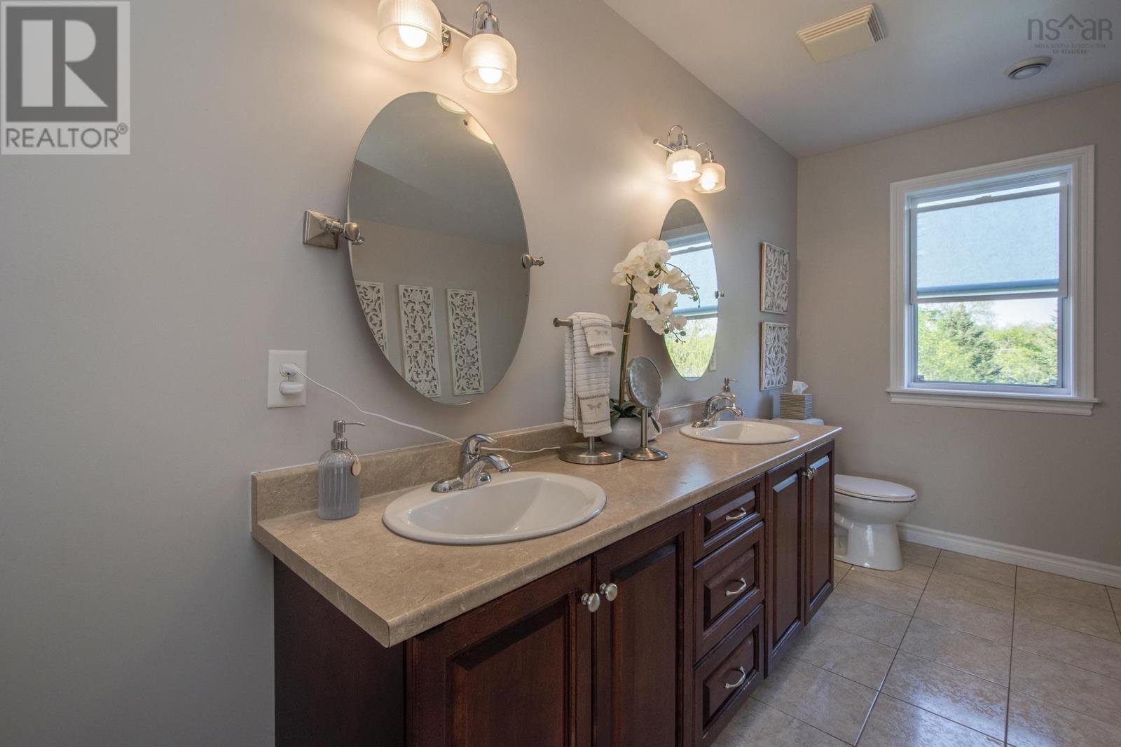 Property 32 of 50 of 931 King Street