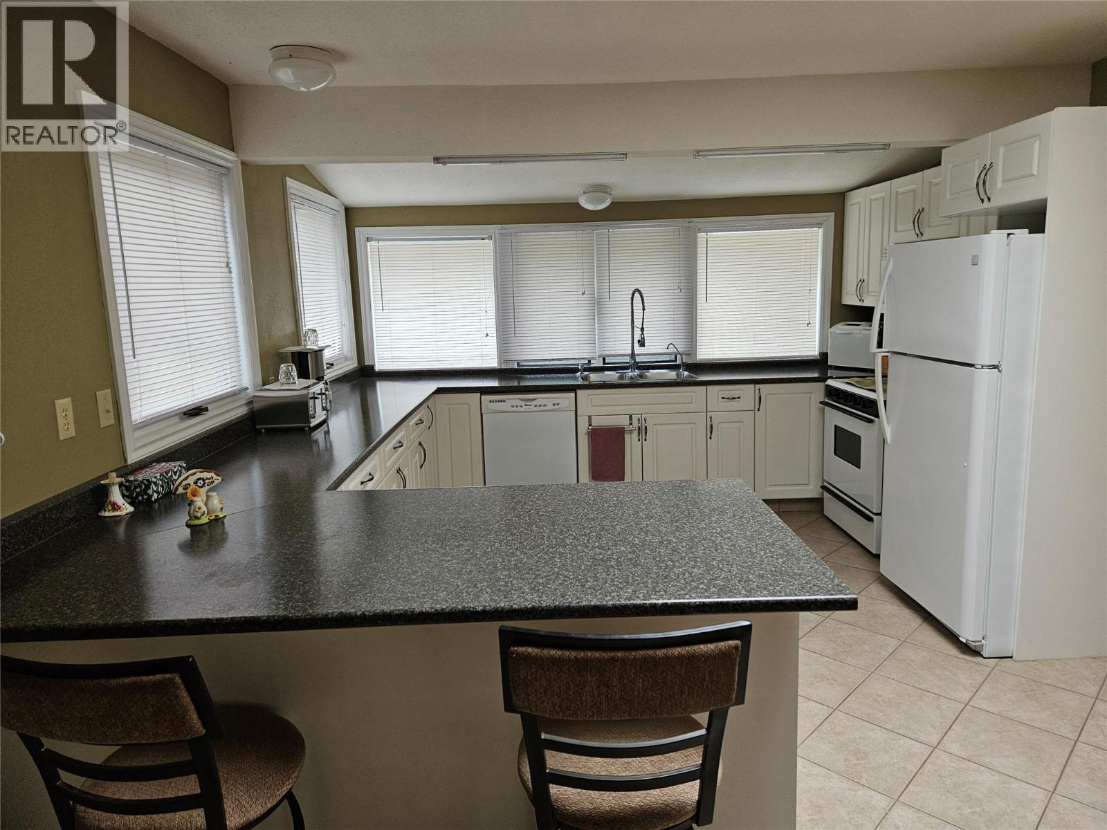 145 MOSTYN Road - 4