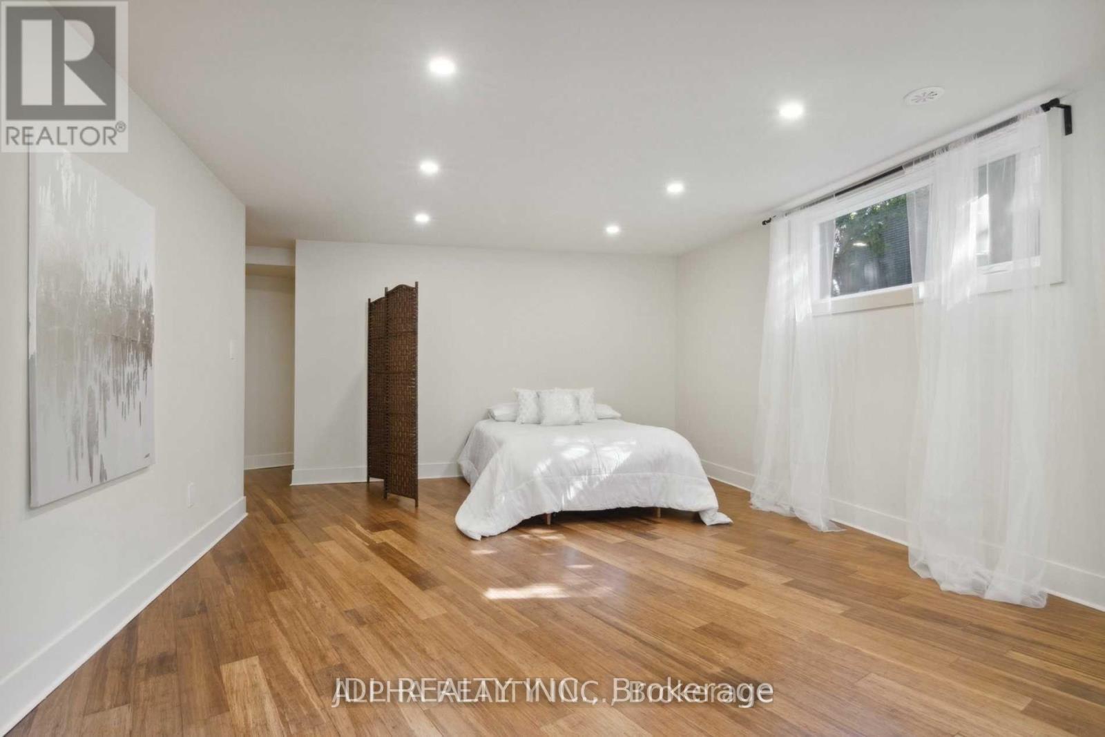 1436 HAIG BOULEVARD - 34