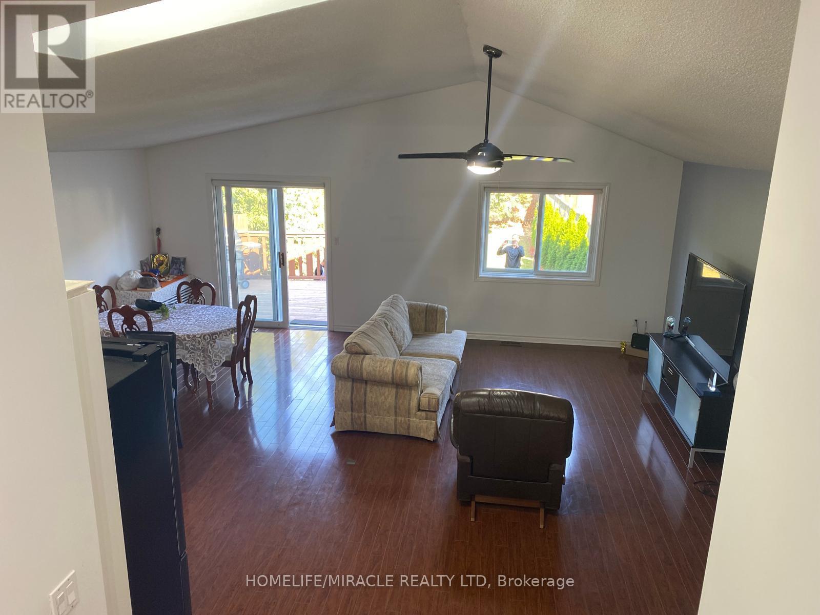 806 FAIRWAY CRESCENT — photo 3