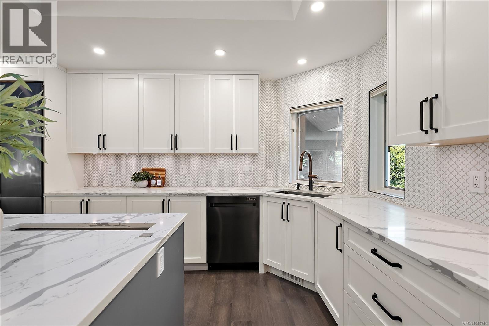 657 Cromarty Ave, North Saanich