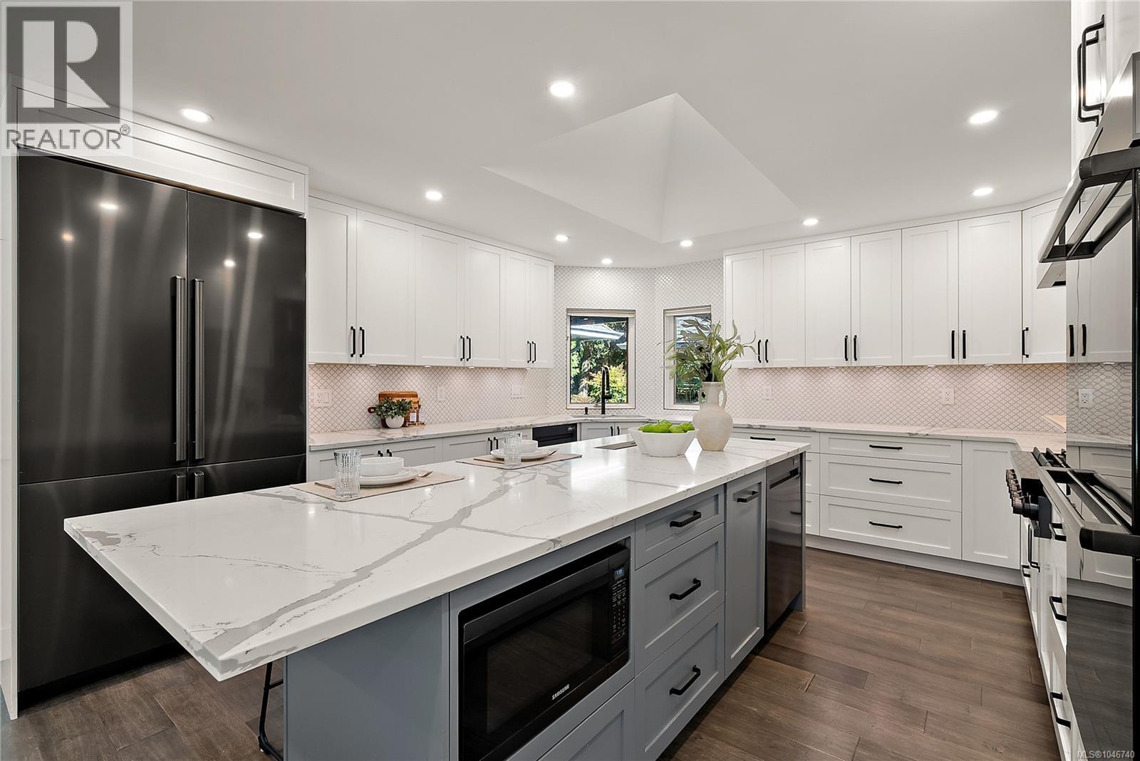 657 Cromarty Ave, North Saanich