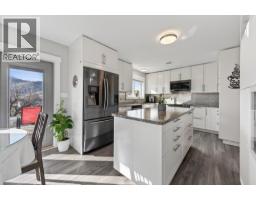 Full bathroom - 3197 Shuswap Road, Kamloops, BC V2H1T1 Photo 9