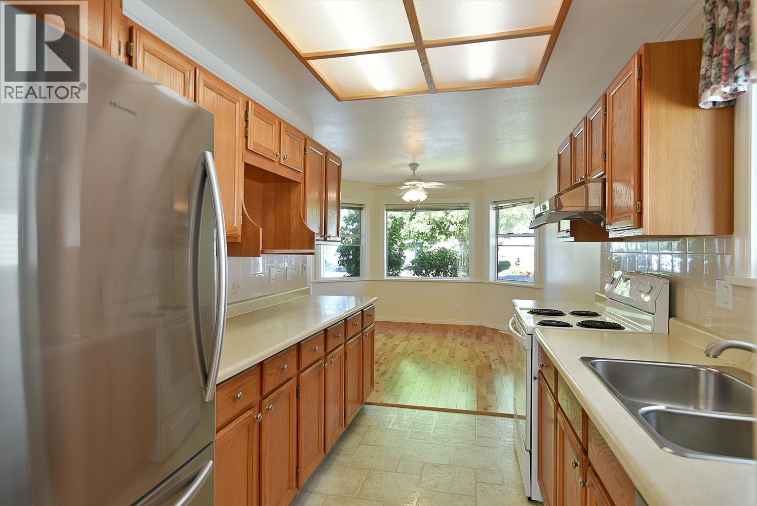 15 820 KIWANIS WAY, Gibsons