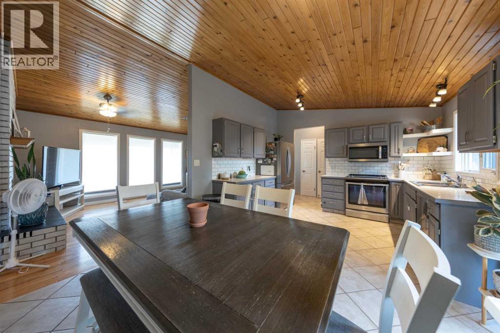 5509 29 Street - 8