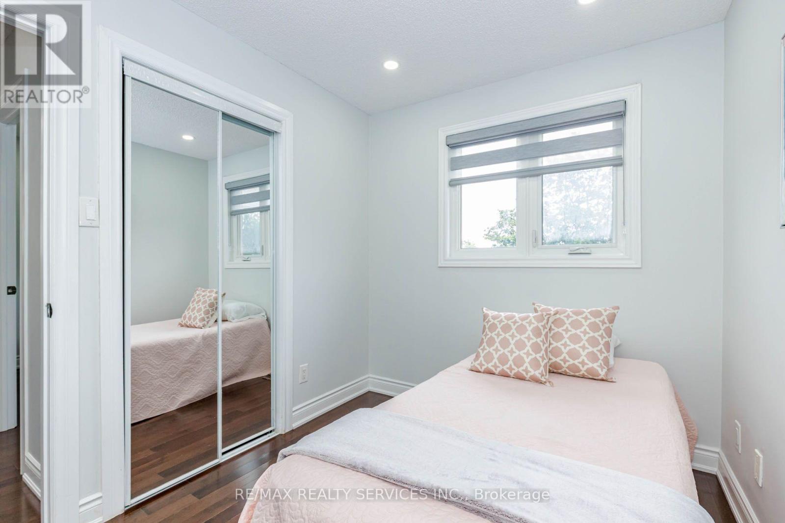 20 MURDOCH DRIVE - 33