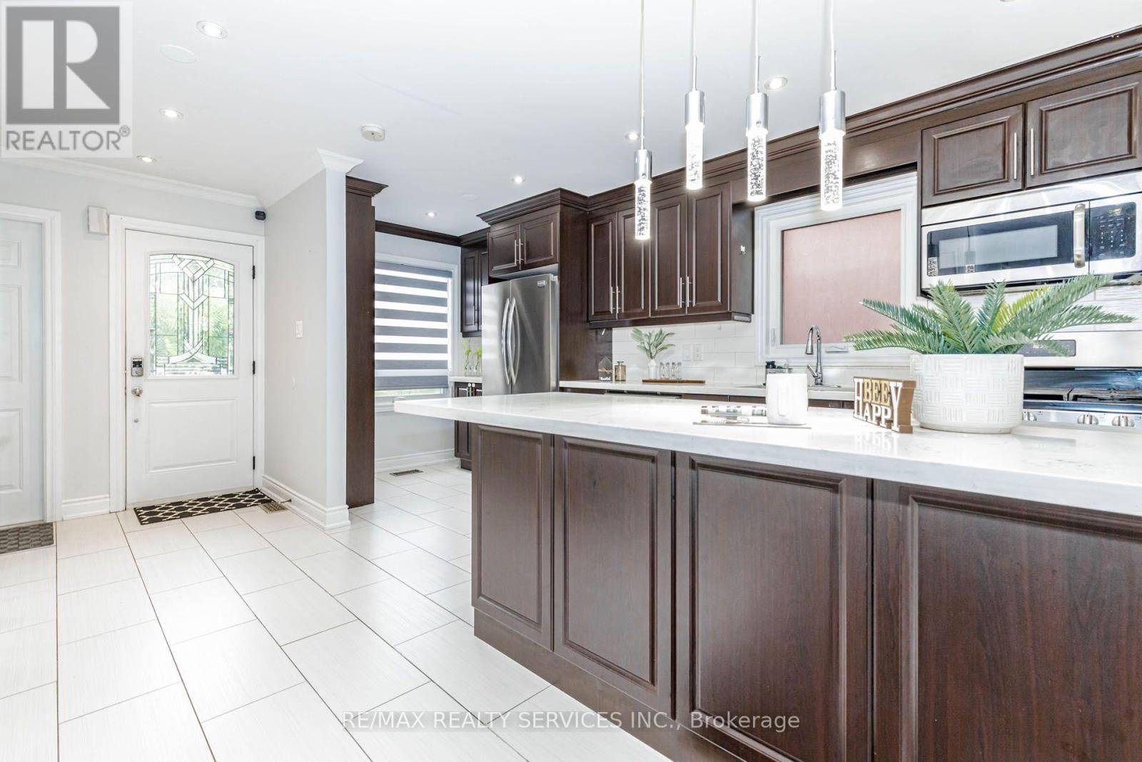 20 MURDOCH DRIVE - 6