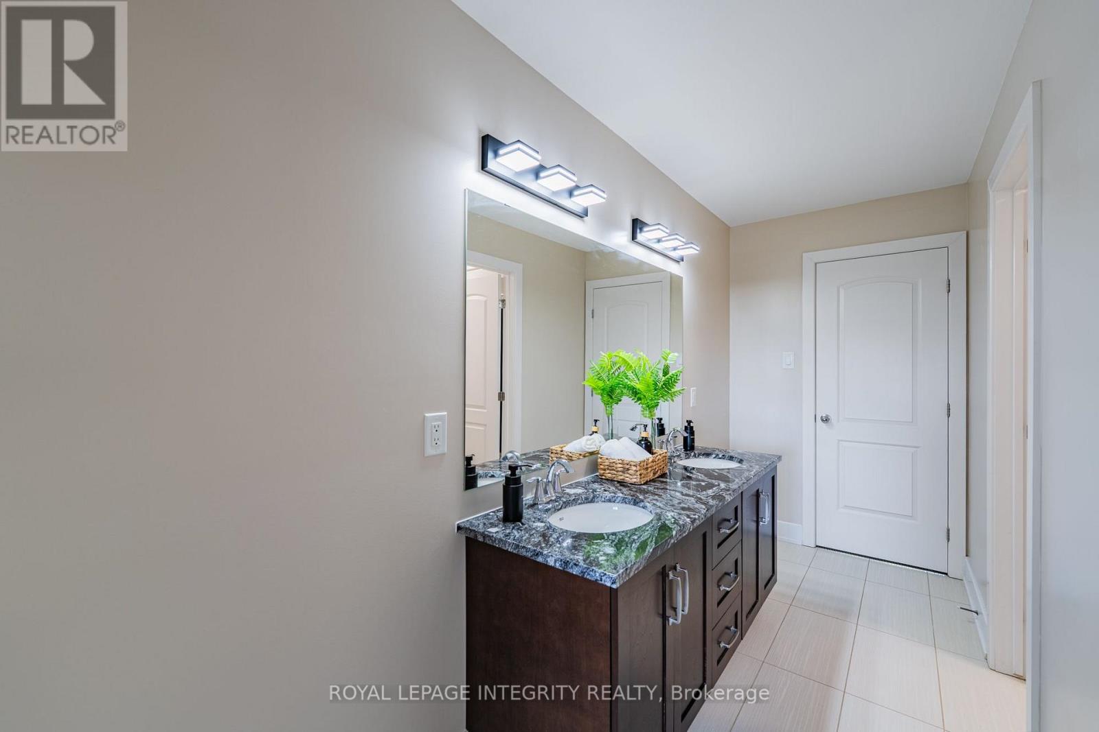 176 ESCARPMENT CRESCENT - 33