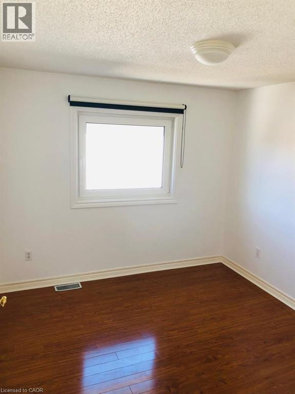 806 FAIRWAY Crescent — photo 3