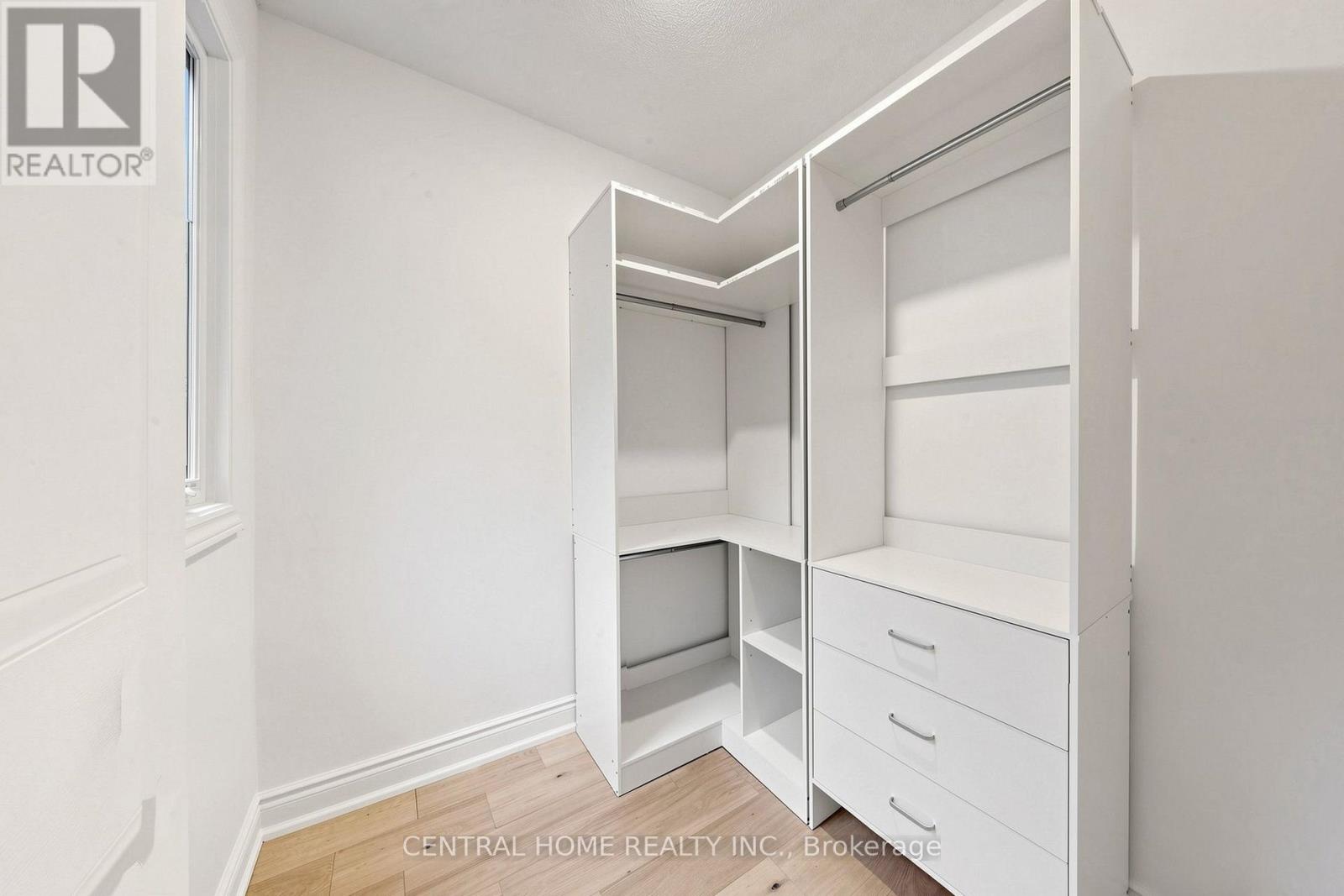 15 CLOSS SQUARE - Image 27