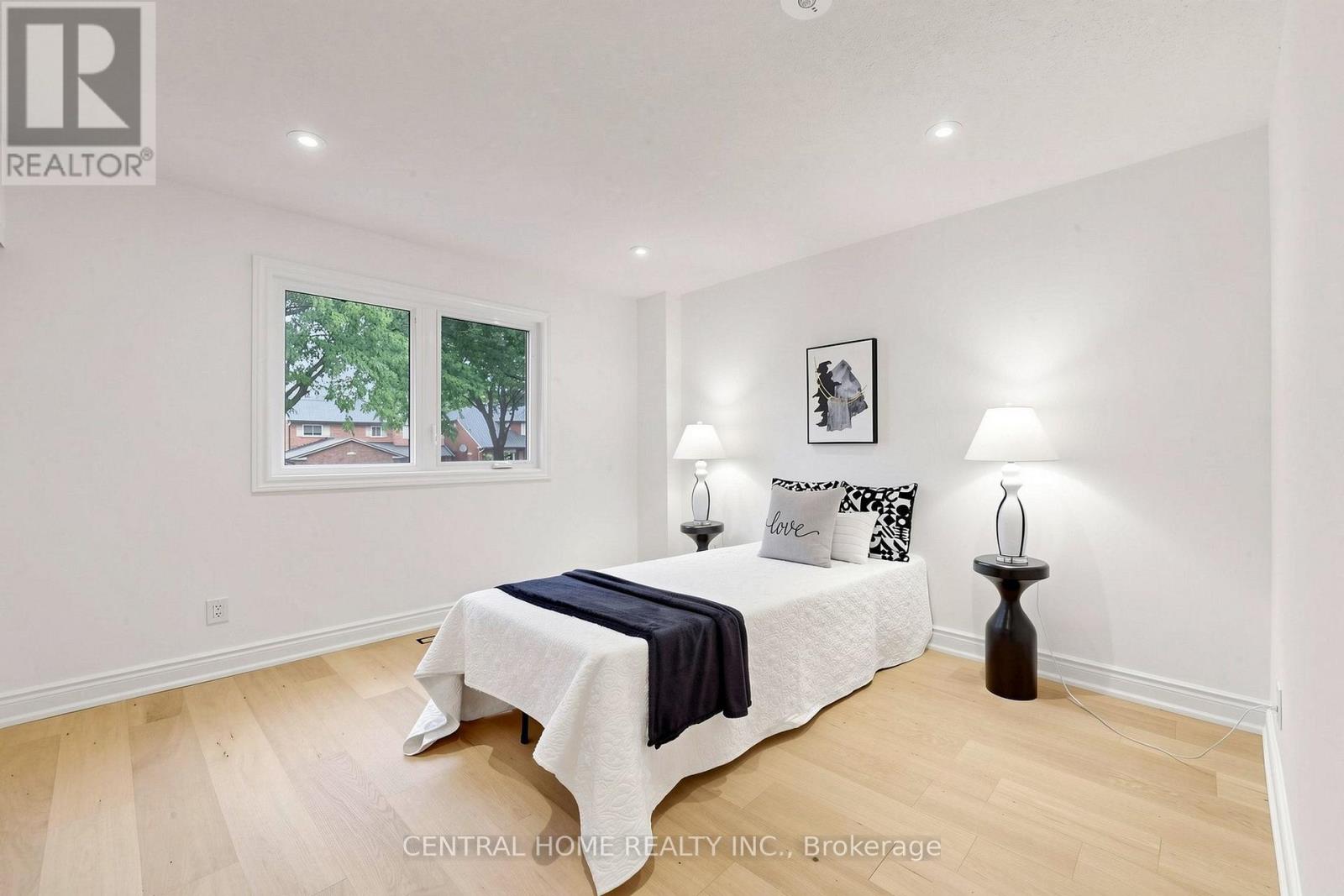 15 CLOSS SQUARE - Image 31