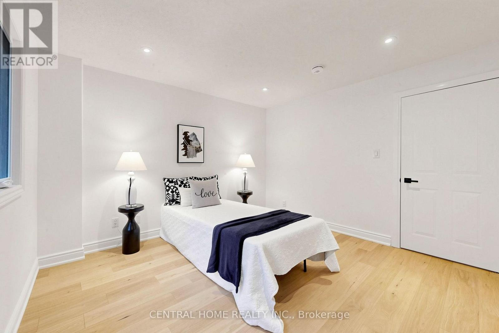 15 CLOSS SQUARE - Image 32