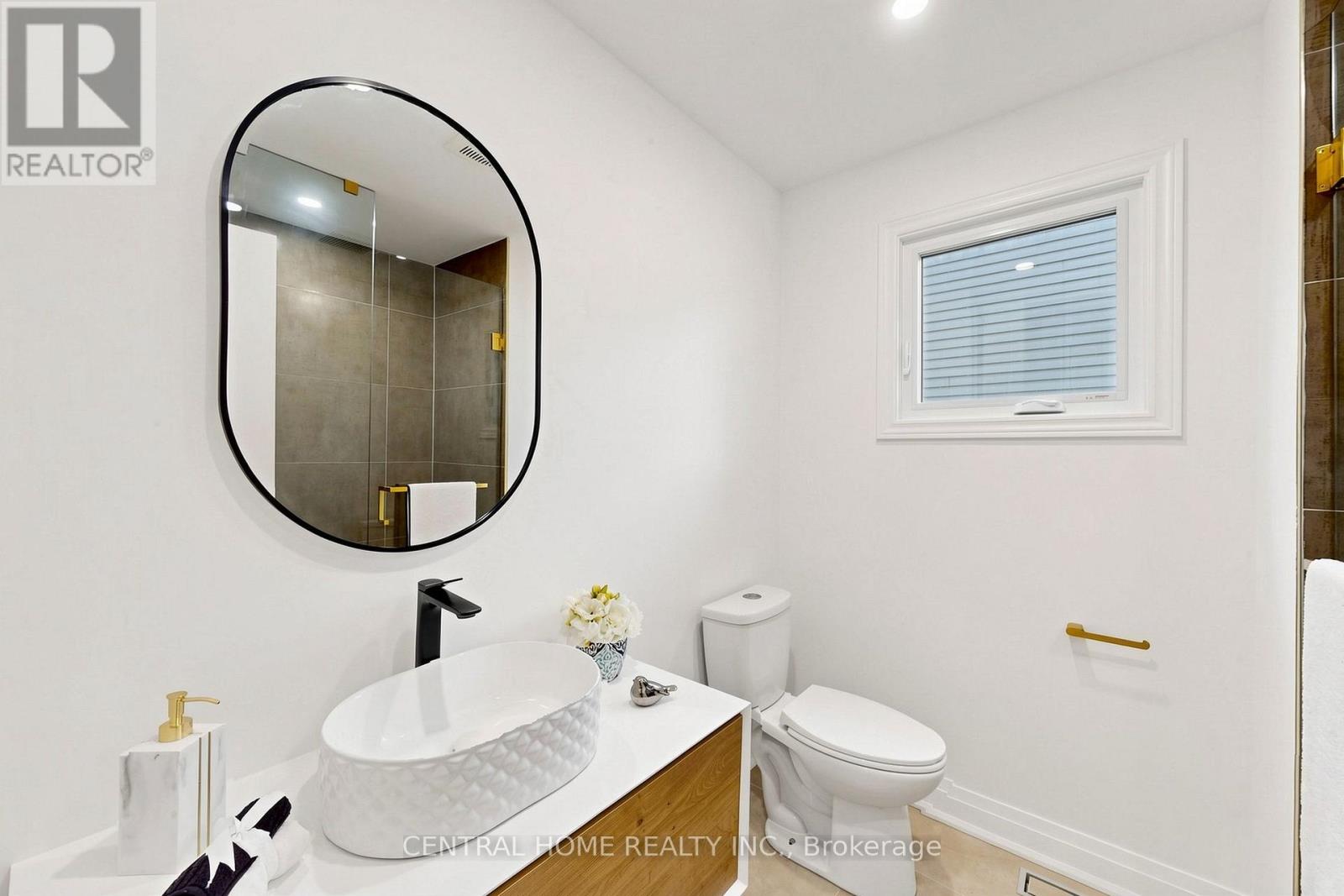 15 CLOSS SQUARE - Image 35