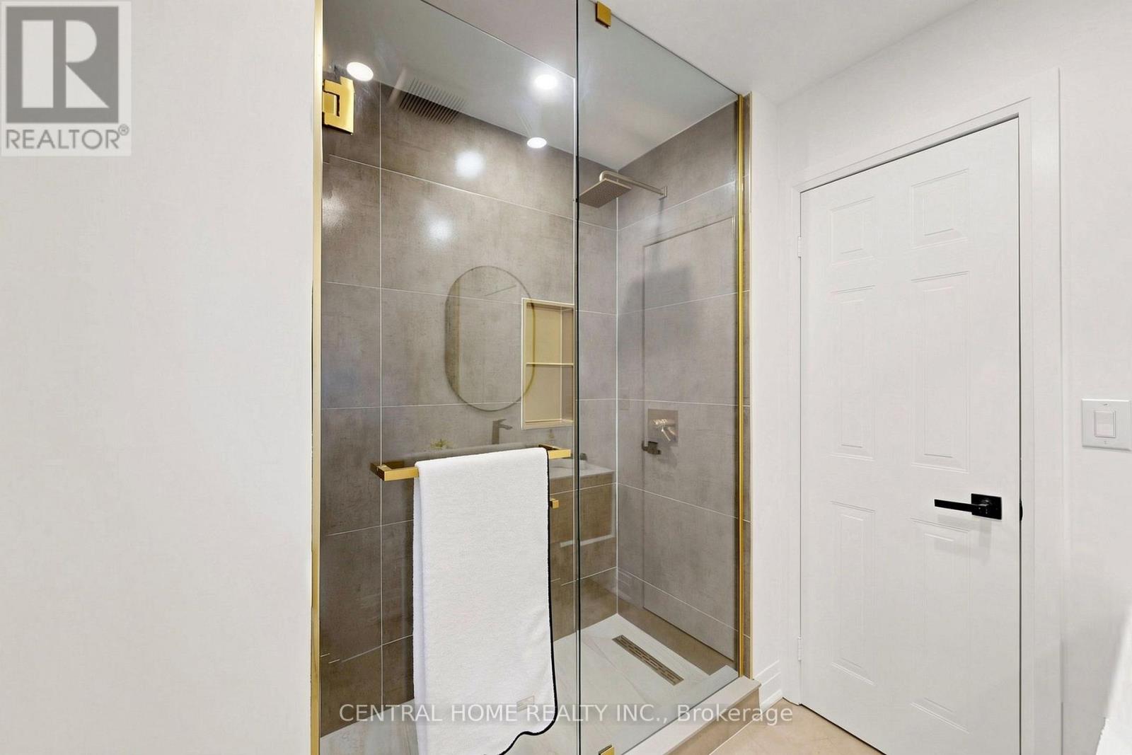 15 CLOSS SQUARE - Image 36