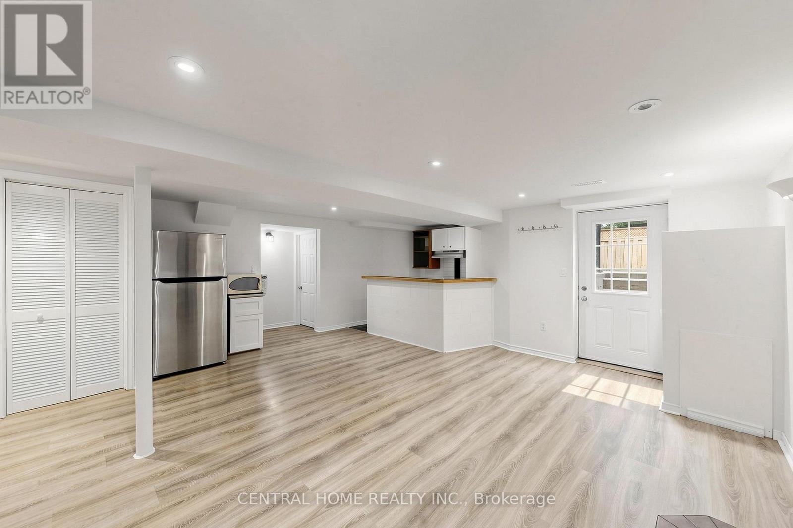 15 CLOSS SQUARE - Image 38