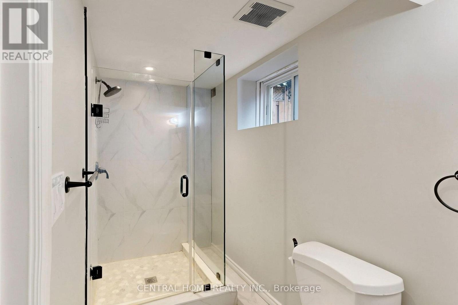 15 CLOSS SQUARE - Image 46
