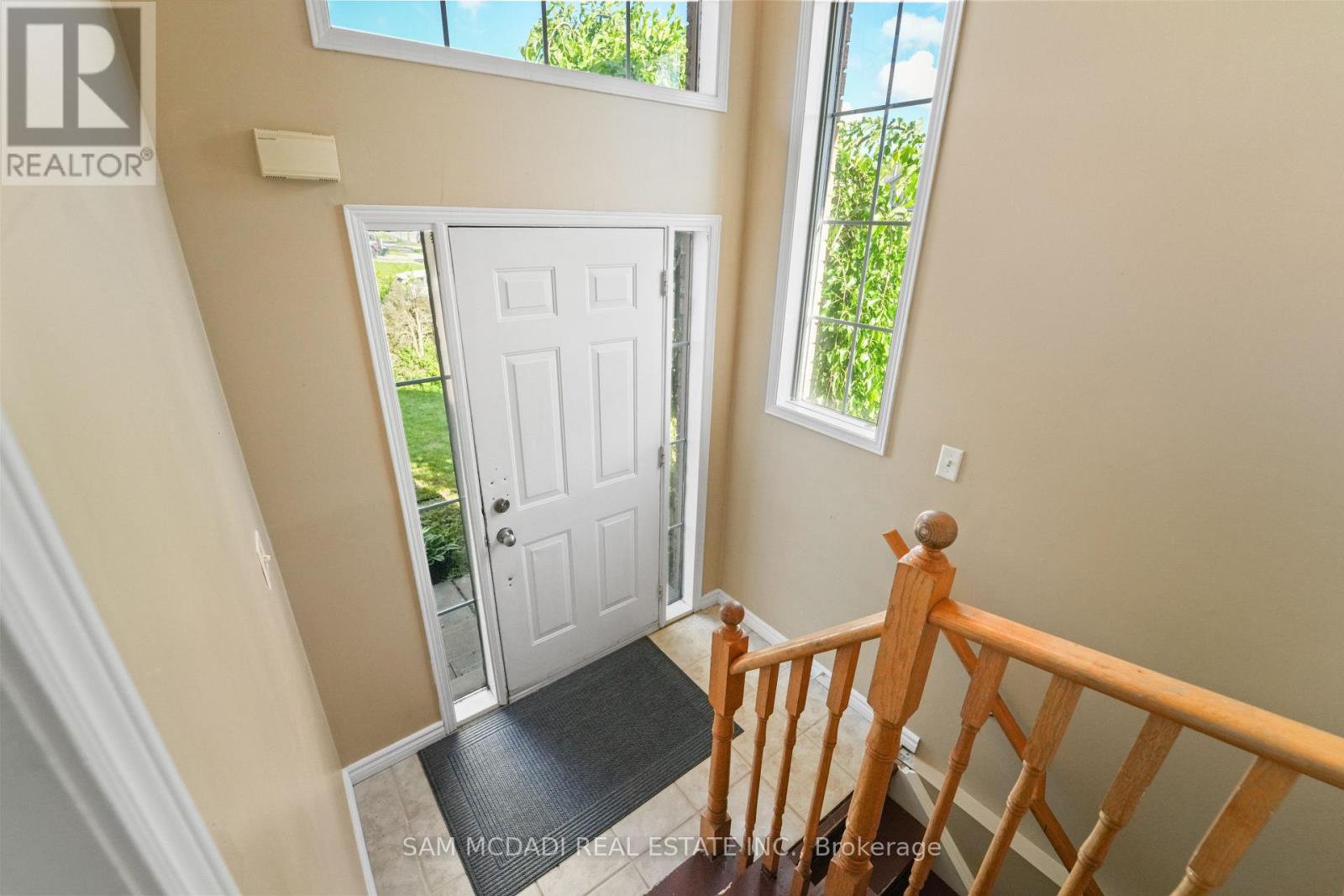 87 RUNDLE CRESCENT - 2