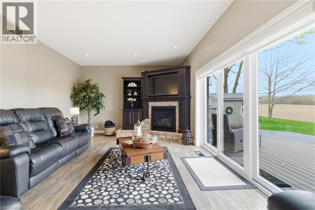 890 PERKIN Crescent - Image 16