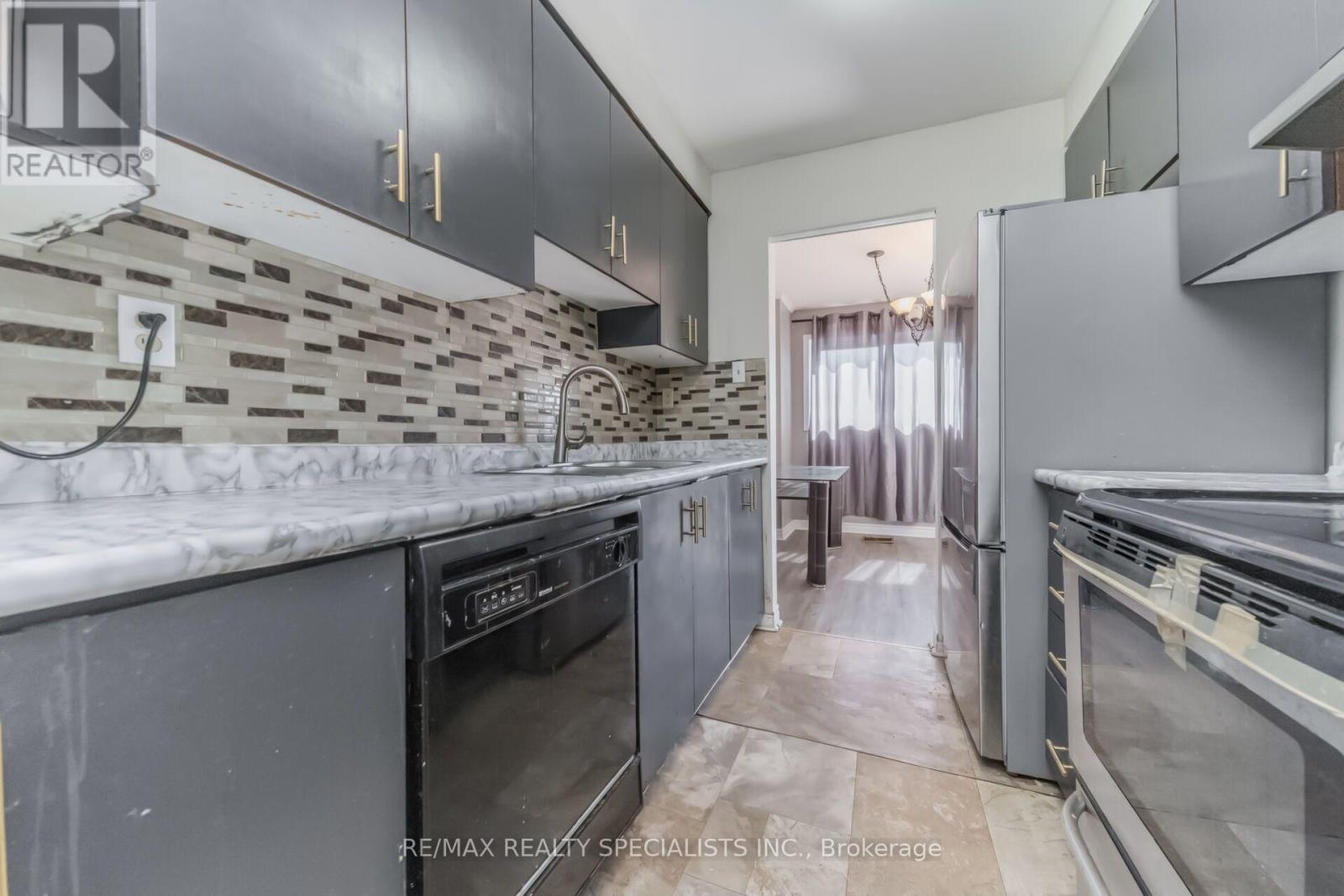 33 GREENWICH CIRCLE - 10