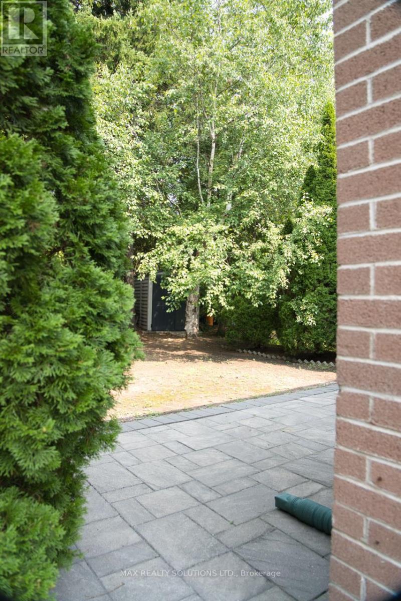 31 LOCHINVAR CRESCENT - 32