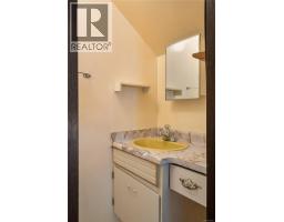 1144 May St, Victoria, BC V8V2S5 Photo 32
